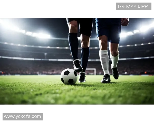 绿茵赛场上激情瞬间足球球星全力射门展现力量与艺术之美